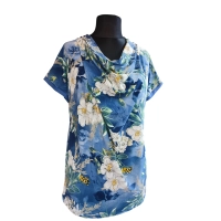 Bluzka niebieska z lejącym dekoltem typu woda - białe kwiaty